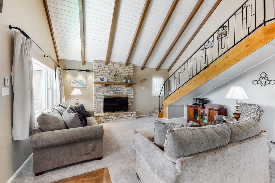 Two-Story Family-Friendly Home w/ Free WiFi, a Washer/Dryer, & an Enclosed Yard House in Canyon Lake