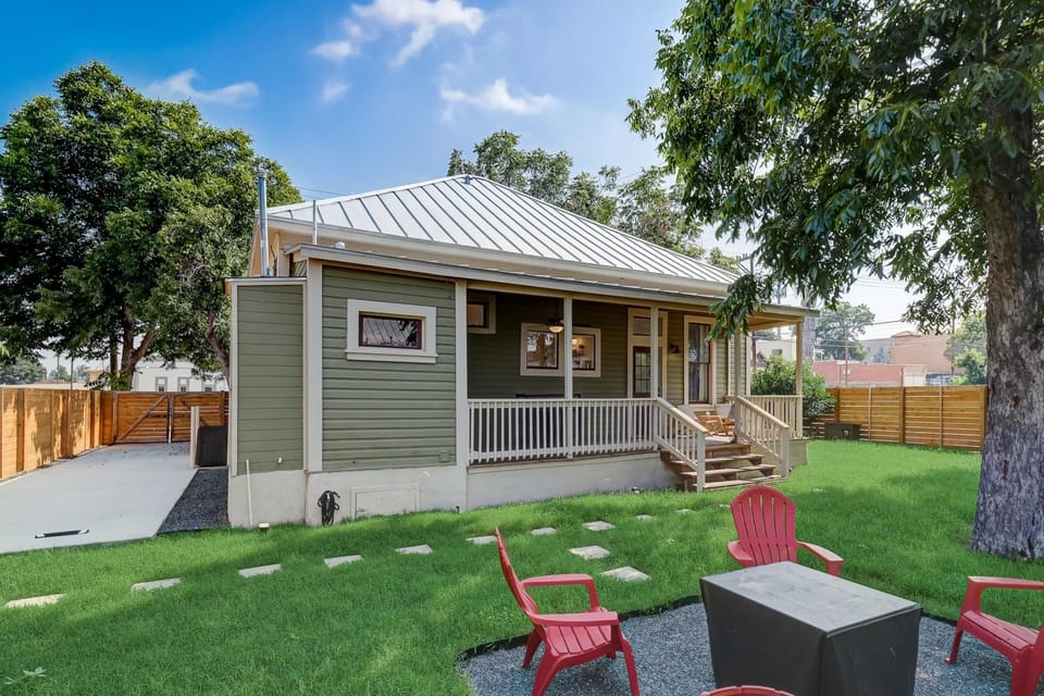 Downtown home with enclosed backyard, deck, streaming, washer/dryer, central AC House in San Antonio