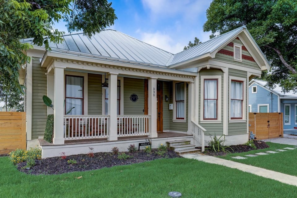 Downtown home with enclosed backyard, deck, streaming, washer/dryer, central AC House in San Antonio