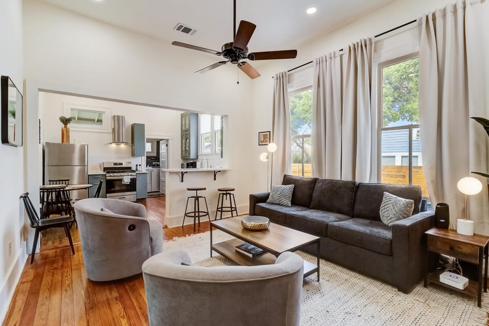 Downtown home with enclosed backyard, deck, streaming, washer/dryer, central AC House in San Antonio