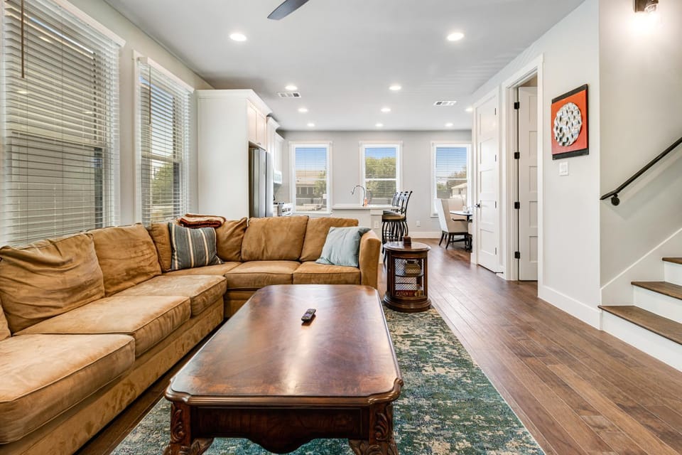 Downtown home with WiFi, central AC, furnished rooftop deck, and full kitchen House in San Antonio