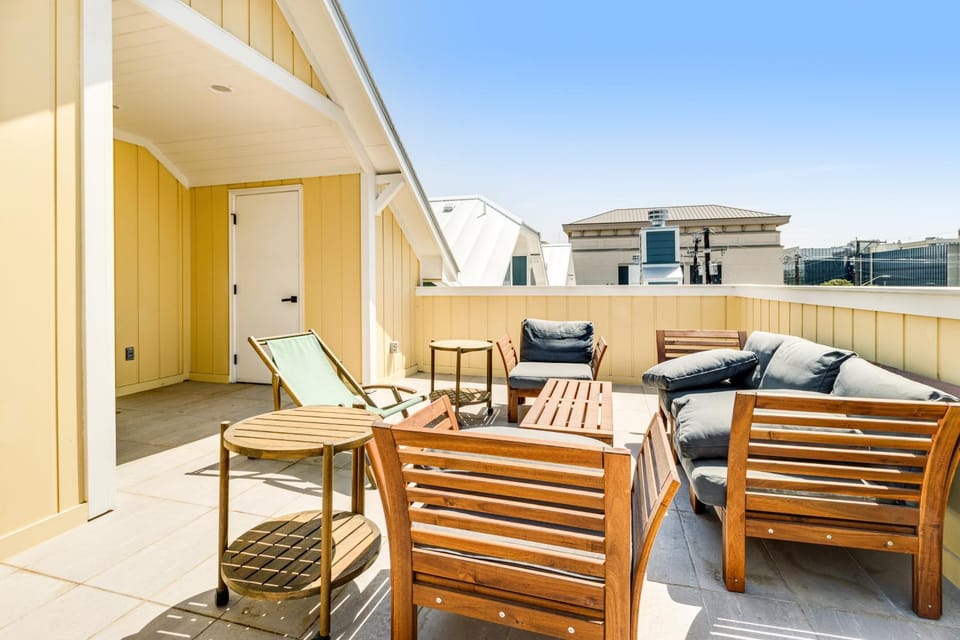 Downtown home with WiFi, central AC, furnished rooftop deck, and full kitchen House in San Antonio