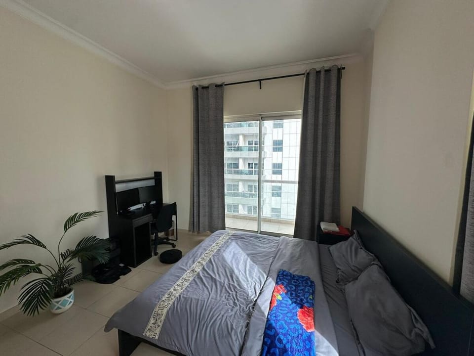Large 1-bedroom by the canal, close to downtown Apartment in Dubai