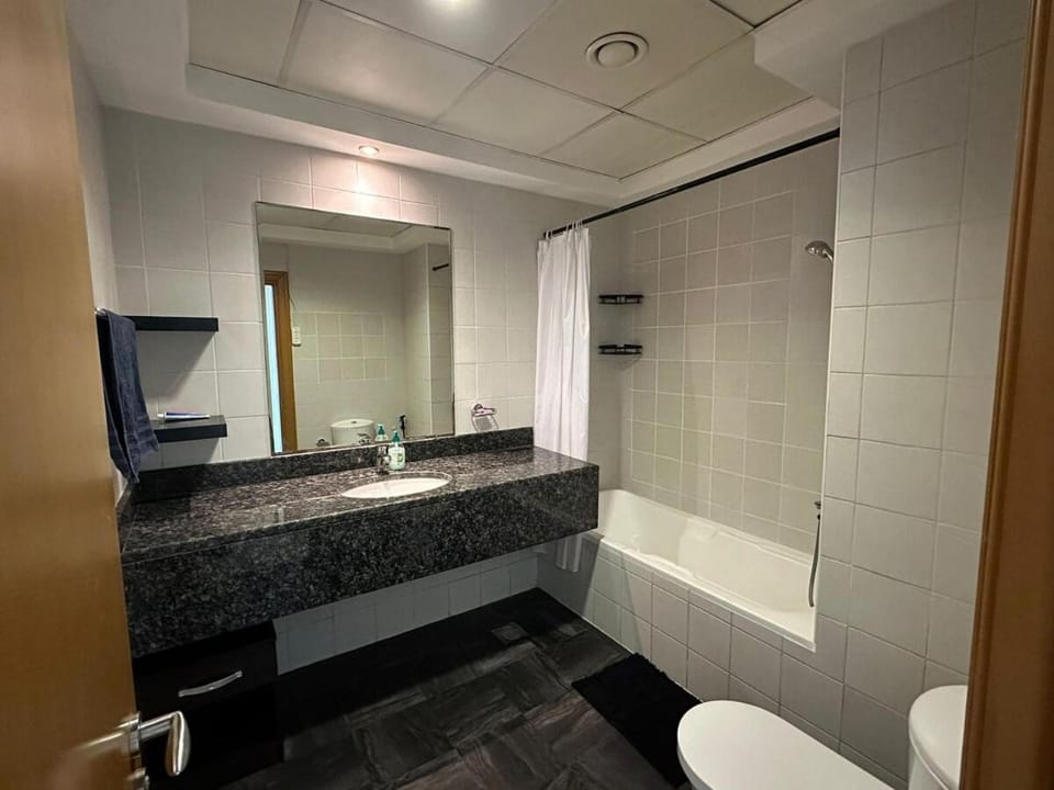Large 1-bedroom by the canal, close to downtown Apartment in Dubai