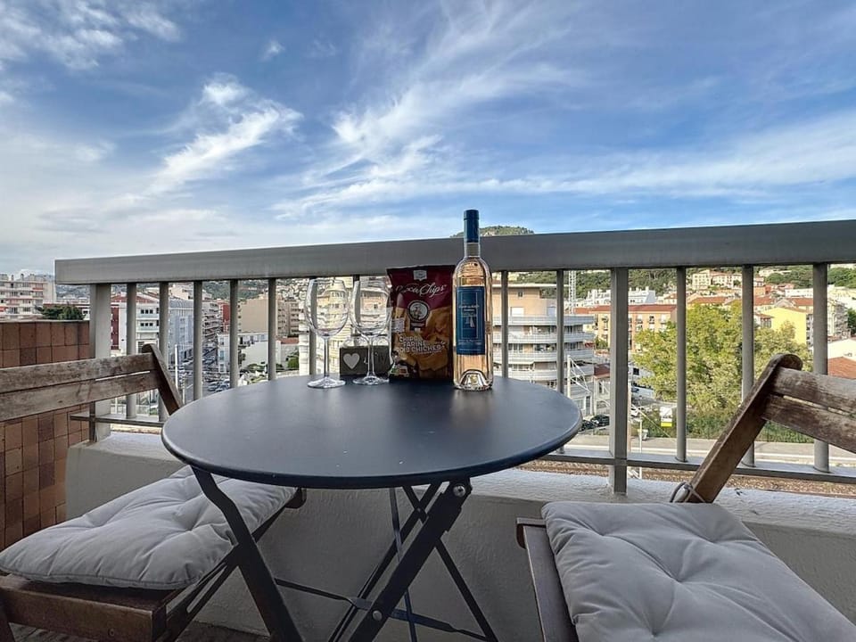 Évasion niçoise à 12 min du port Vue & confort Apartment in Nice