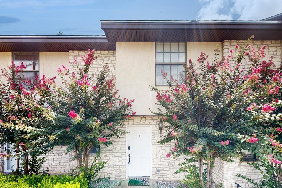 Two-Story Golf Course Front Condo w/Balconies, Free WiFi, Gas Grill, Central A/C House in Canyon Lake