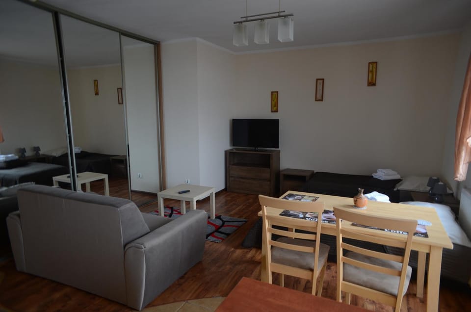 Bed, Living room, Dining area, Bedroom