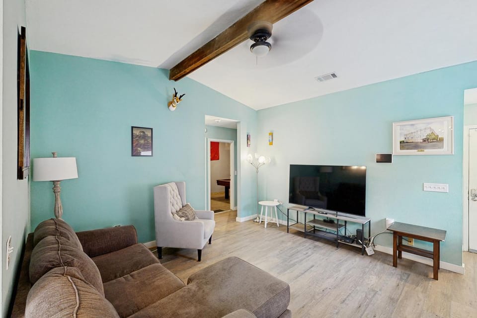 Cozy San Antonio home with washer/dryer and enclosed backyard House in San Antonio