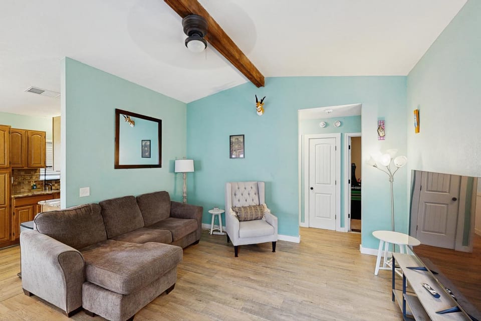 Cozy San Antonio home with washer/dryer and enclosed backyard House in San Antonio