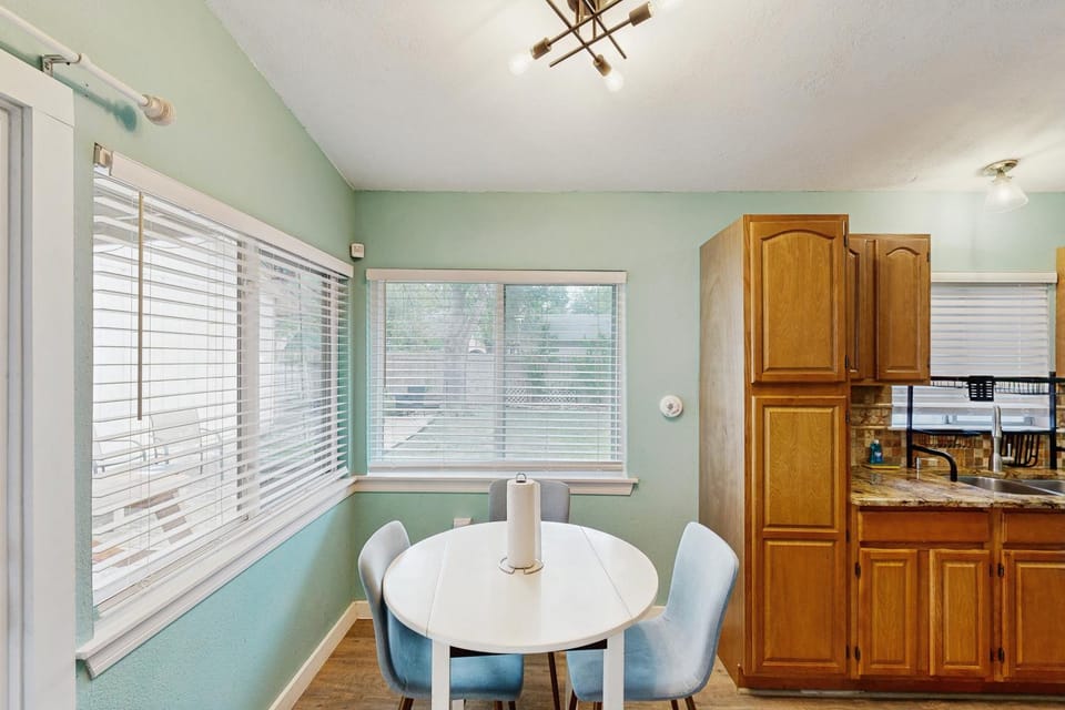 Cozy San Antonio home with washer/dryer and enclosed backyard House in San Antonio