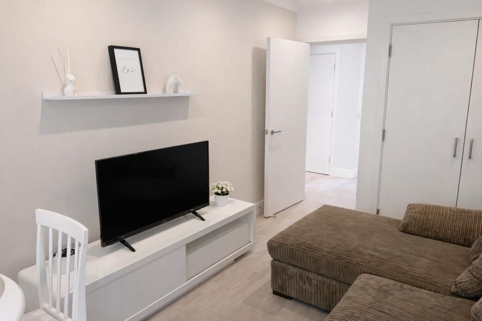 Spacious 2 Bed Apartment with Free Parking, Sleeps Up To 6 Apartment in Croydon