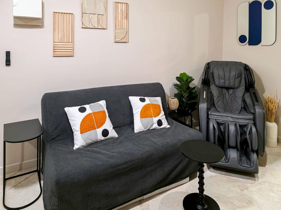 Massage, Massage, Living room