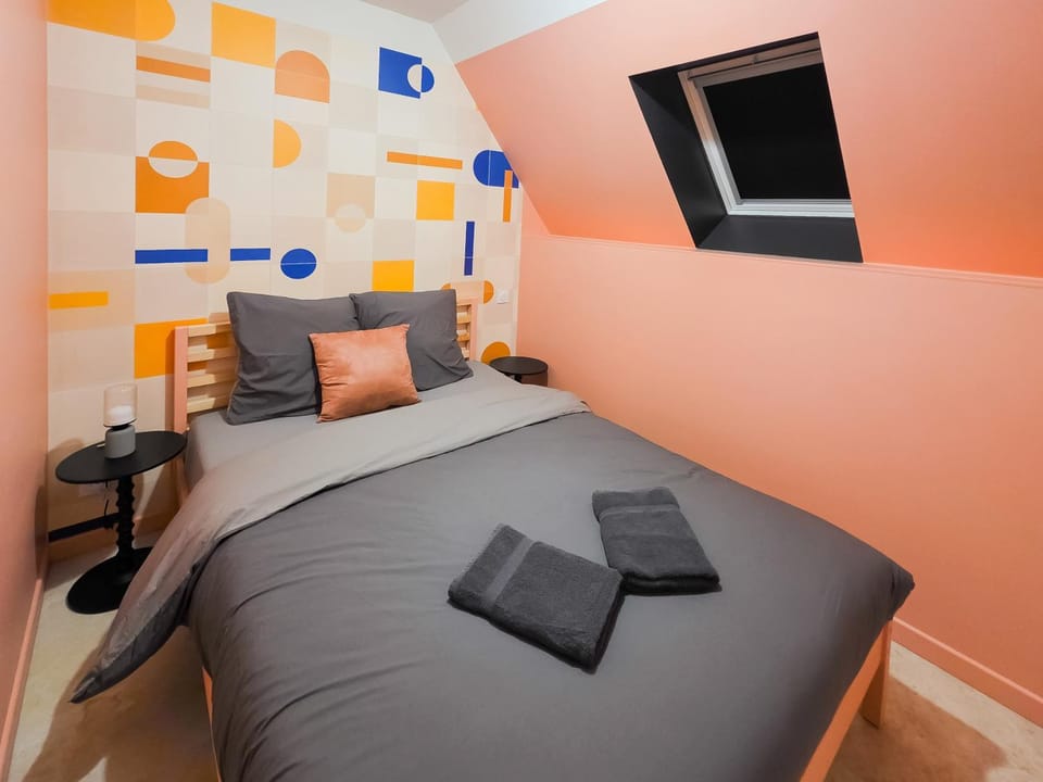 Bed, Photo of the whole room, Bedroom, towels