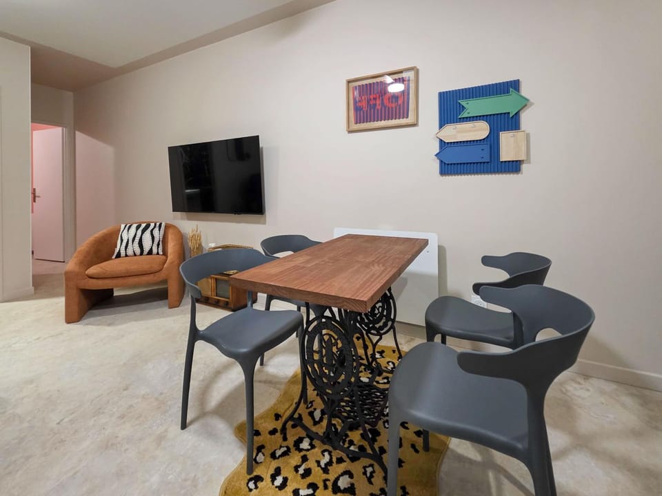 TV and multimedia, Seating area, Dining area