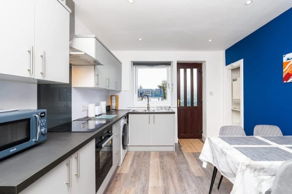 Aberdeen Airport Cozy Apartment - 3 Beds - Sleeps 5 with Free Parking and Fast Wi-Fi Apartment in Aberdeen