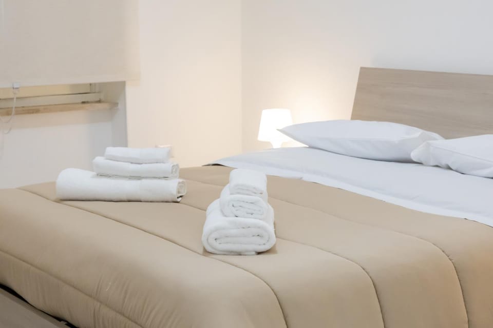 Bed, Bedroom, towels