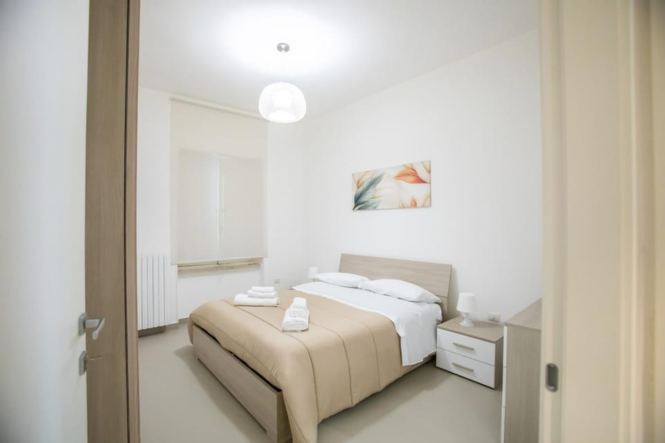 Bed, Bedroom, towels