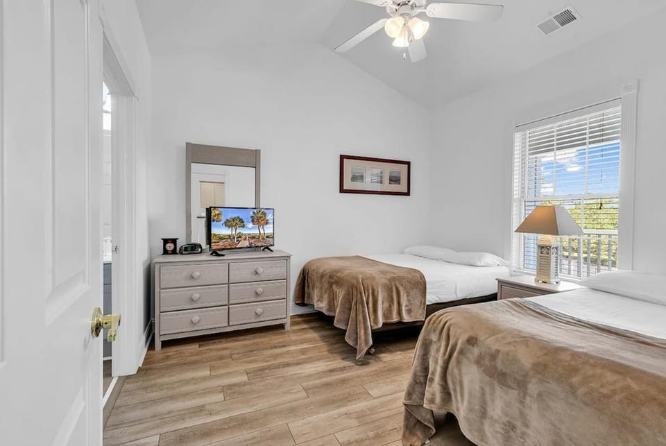 Lake View Condo Pools Near Beach & Golf Apartment in Myrtle Beach