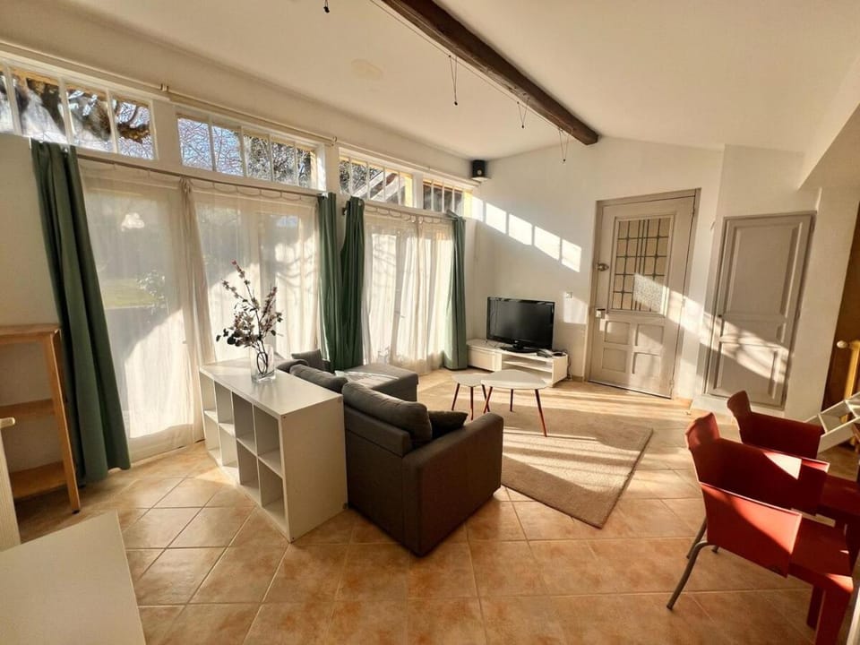 Charmant T1Bis Lumineux 15min Lyon Apartment in Auvergne-Rhône-Alpes