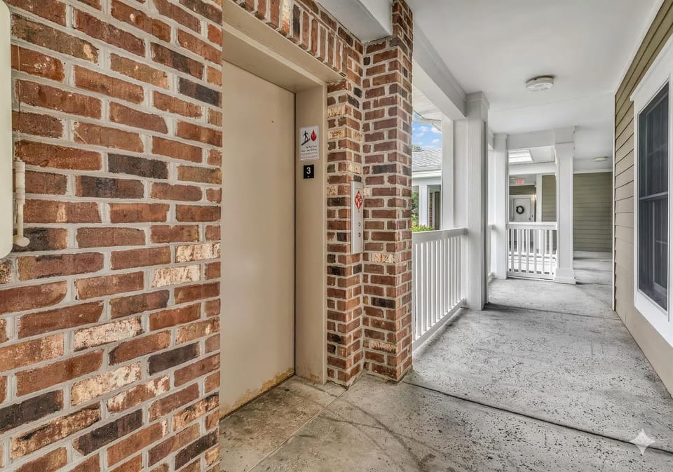 Facade/entrance, elevator