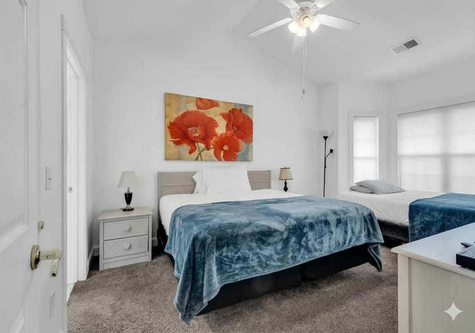 Bed, Bedroom, towels