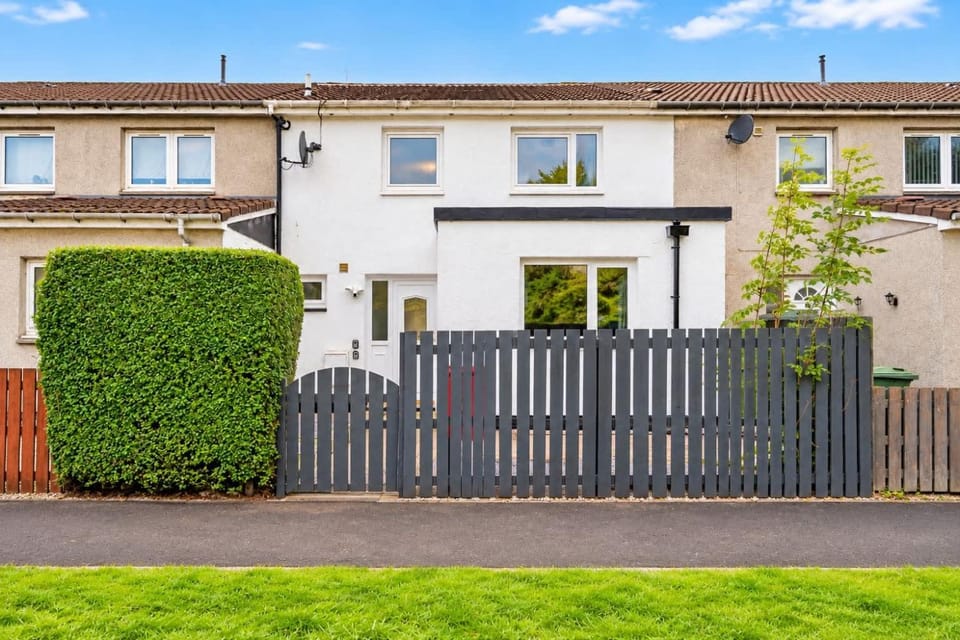 Contractor & Family Friendly House - Sleeps 8 - FREE Parking and Fast Wi-Fi House in Livingston