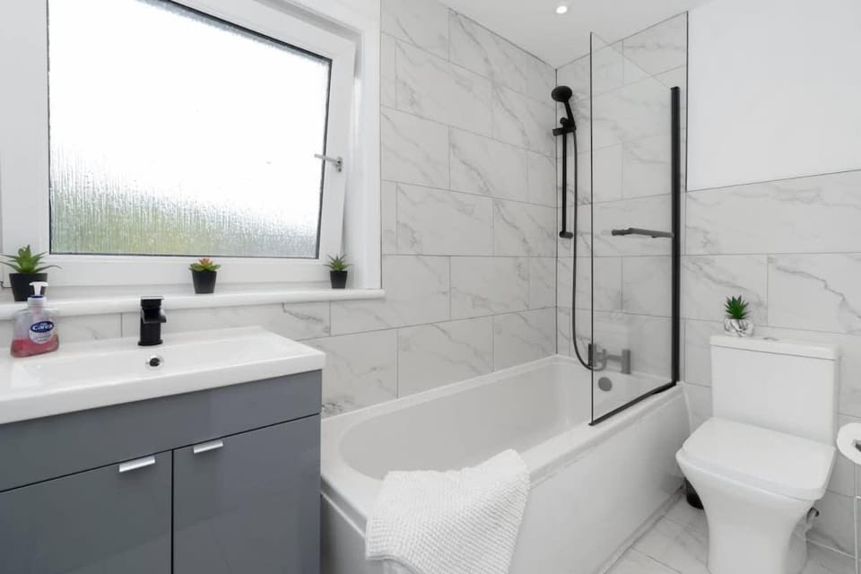 Contractor & Family Friendly House - Sleeps 8 - FREE Parking and Fast Wi-Fi House in Livingston