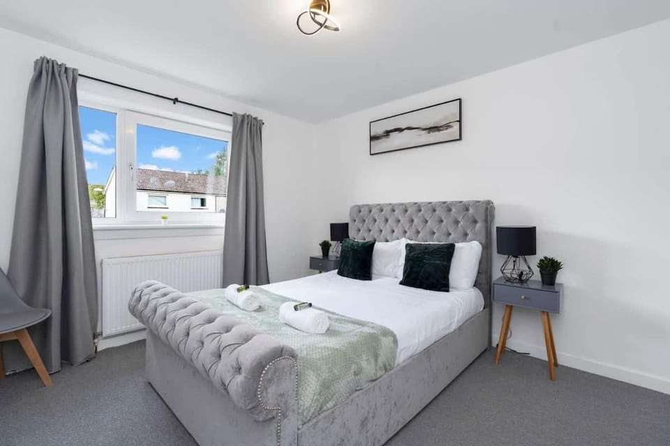 Contractor & Family Friendly House - Sleeps 8 - FREE Parking and Fast Wi-Fi House in Livingston
