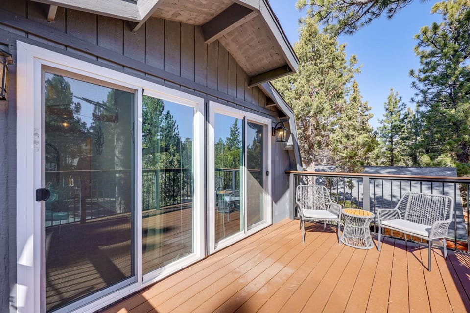5 Mi to Lake & Skiing! All-Season Big Bear Base House in Southern California