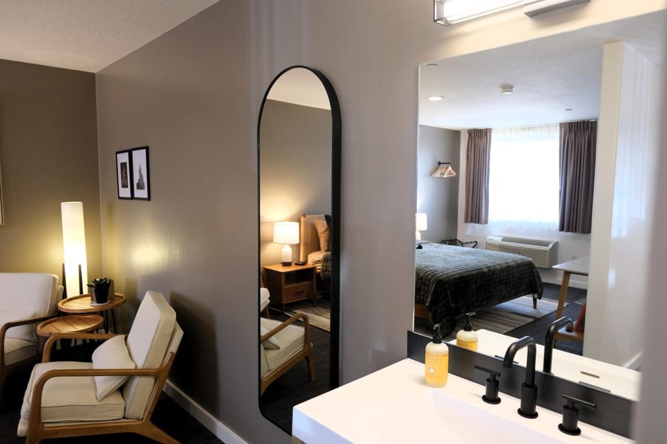 Photo of the whole room, Seating area