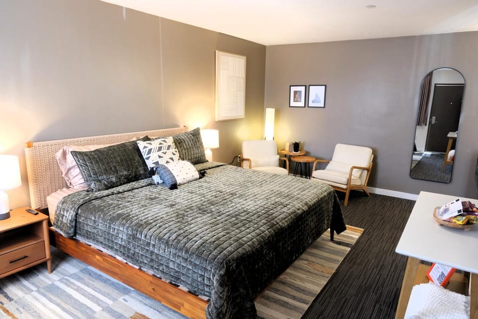 Bed, Photo of the whole room, Seating area, Bedroom