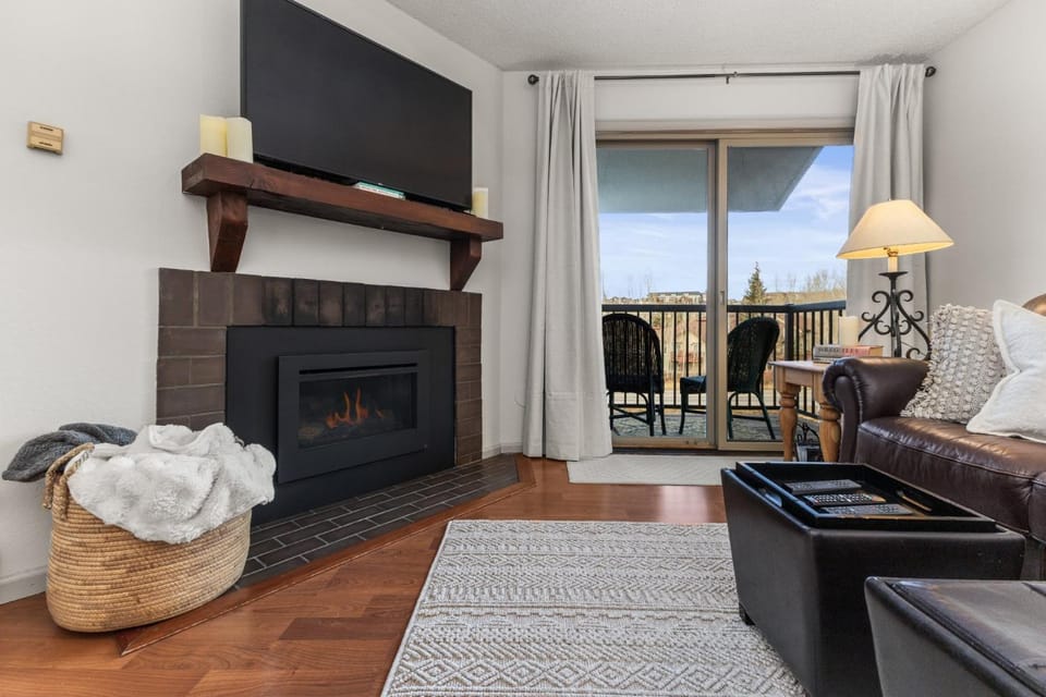 Renovated & Updated Couples Condo, Walk to Slopes, Pool & Hot Tubs: C309 Shadow Run House in Steamboat Springs