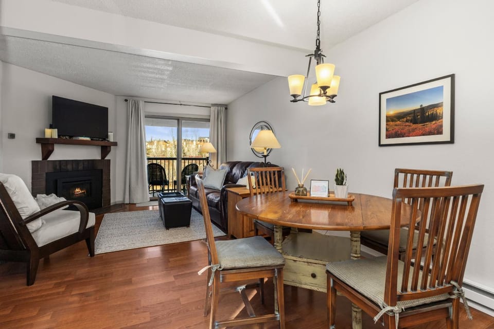 Renovated & Updated Couples Condo, Walk to Slopes, Pool & Hot Tubs: C309 Shadow Run House in Steamboat Springs