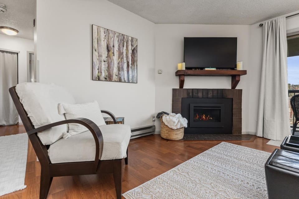 Renovated & Updated Couples Condo, Walk to Slopes, Pool & Hot Tubs: C309 Shadow Run House in Steamboat Springs