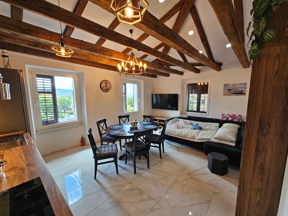 Bed, TV and multimedia, Living room, Photo of the whole room, Seating area, Dining area