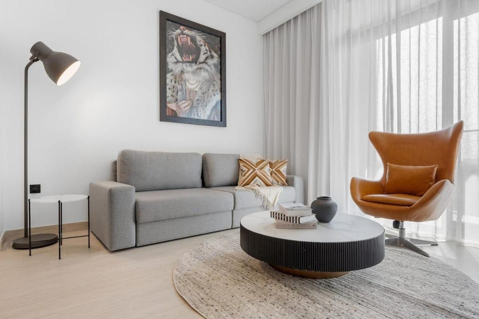 Premium Stay | Balcony l Rooftop Pool & Sofa Bed Apartment in Dubai