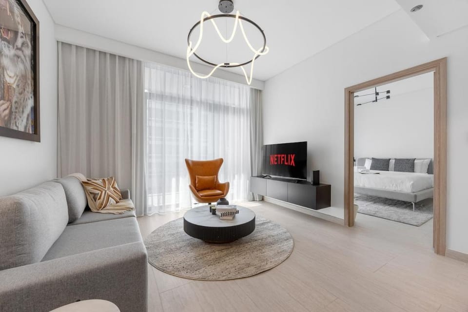 Premium Stay | Balcony l Rooftop Pool & Sofa Bed Apartment in Dubai