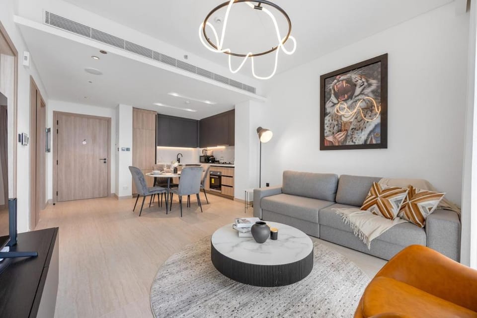Premium Stay | Balcony l Rooftop Pool & Sofa Bed Apartment in Dubai