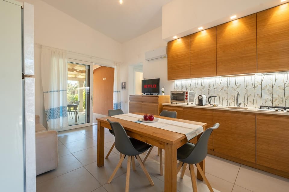 TV and multimedia, Kitchen or kitchenette, Dining area, stove