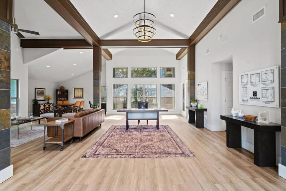 Stylish City Getaway 2B - Sleeps 6 - Pool, Prkg Apartment in Austin