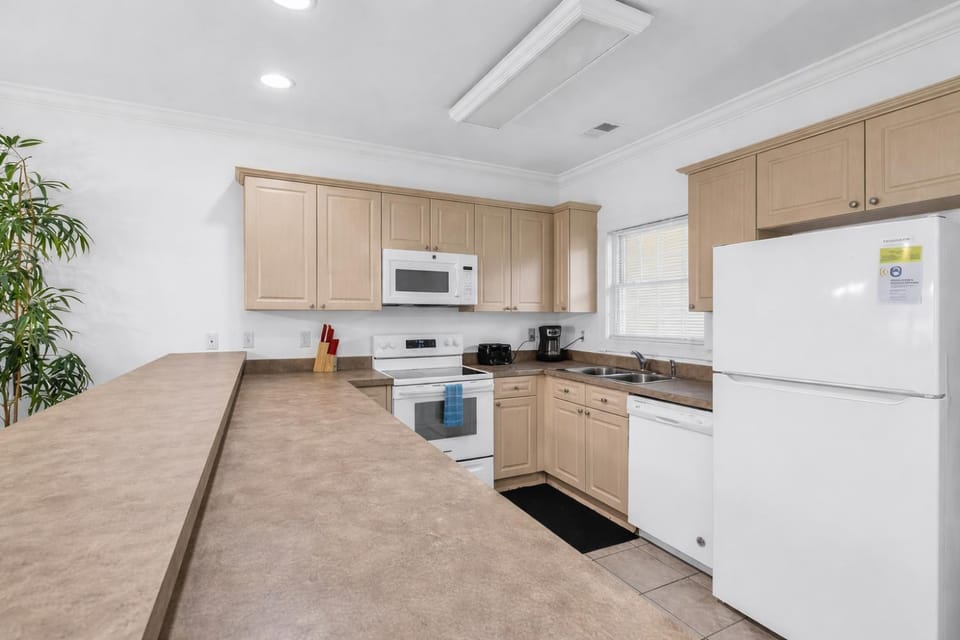 Kitchen or kitchenette, dishwasher, minibar, oven, stove