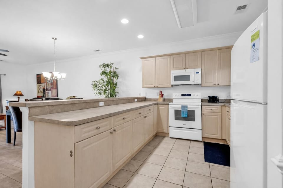 Kitchen or kitchenette, dishwasher, minibar, oven, stove, toaster