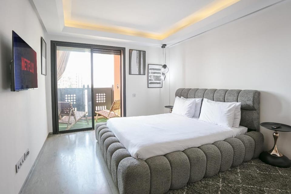 Bed, TV and multimedia, Photo of the whole room, Bedroom