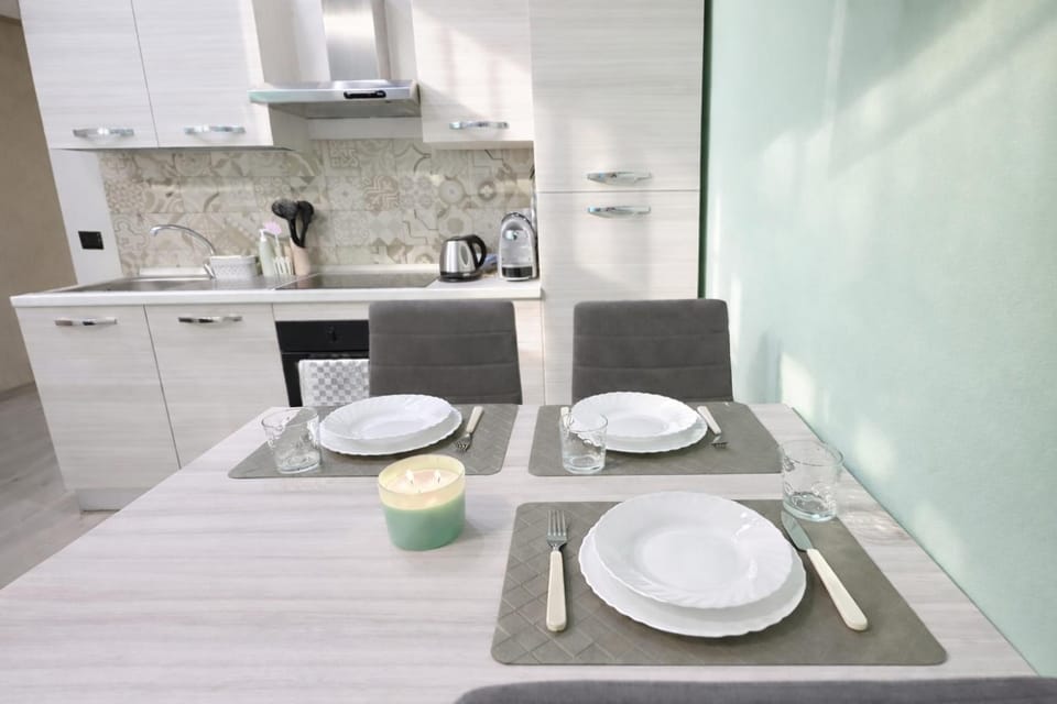 Coffee/tea facilities, Kitchen or kitchenette, Dining area, stove