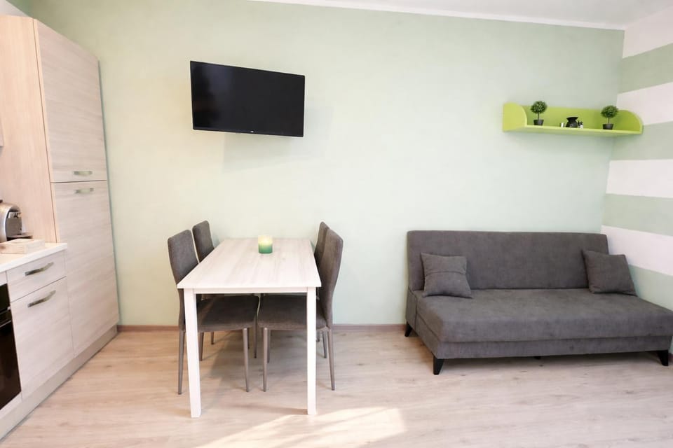 Kitchen or kitchenette, Living room, Seating area, Dining area, oven
