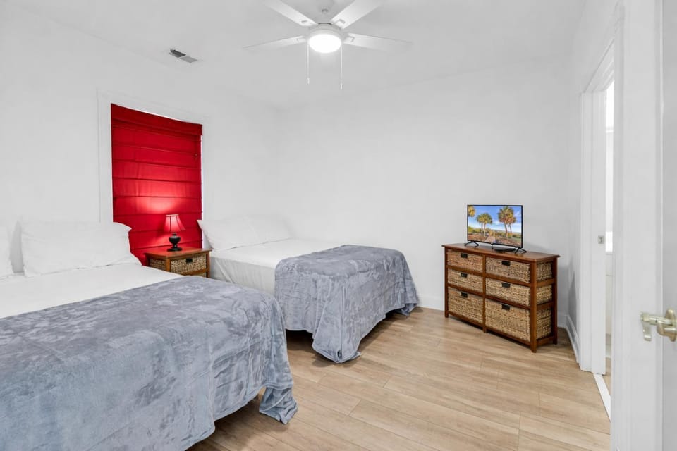 Bed, TV and multimedia, Photo of the whole room, Bedroom