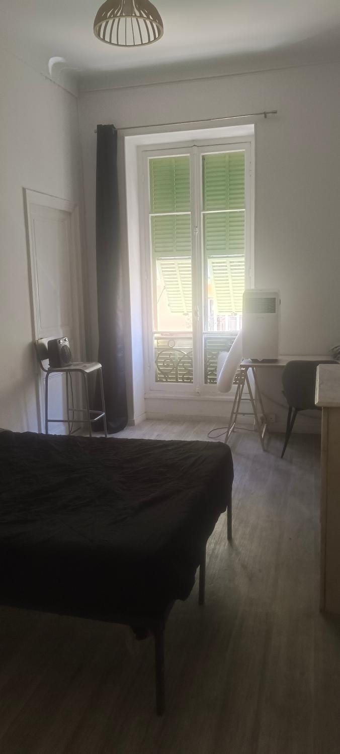 plein centre Nice magnifique chambre double climatisée Bed and Breakfast in Nice