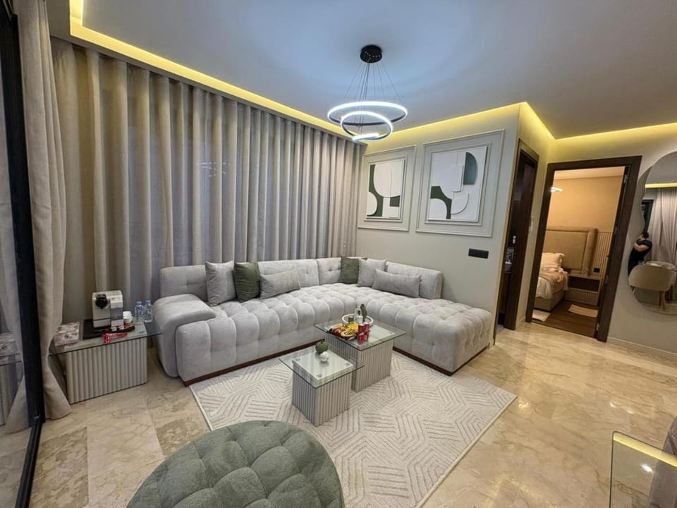 Premium Studio Oasis Secure Parking High Speed Fiber Wifi Luxoria Oasis Residence Near CFC & 70p Smart TV Apartment in Casablanca