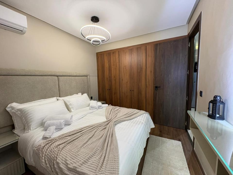 Premium Studio Oasis Secure Parking High Speed Fiber Wifi Luxoria Oasis Residence Near CFC & 70p Smart TV Apartment in Casablanca