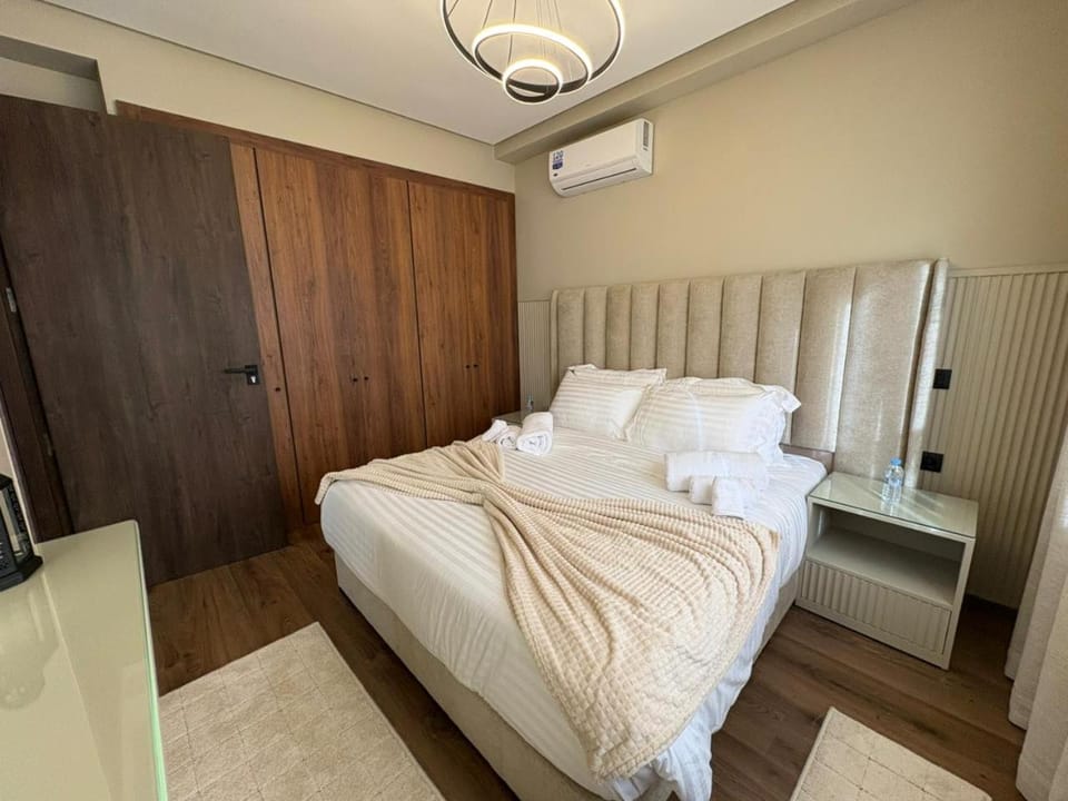 Premium Studio Oasis Secure Parking High Speed Fiber Wifi Luxoria Oasis Residence Near CFC & 70p Smart TV Apartment in Casablanca